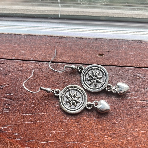 Ornate silver earrings - Picture 3 of 4